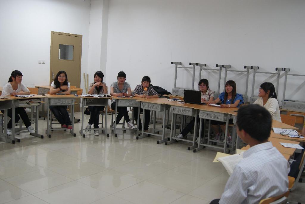 生物技术0901同学交流气氛活跃