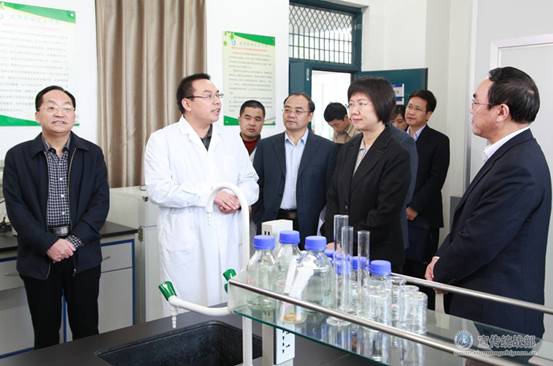 市长卫华视察畜牧兽医研究所.jpg